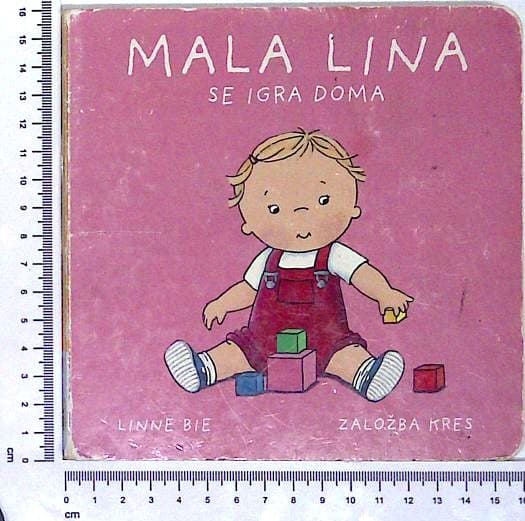 Mala Lina se igra doma