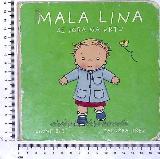 Mala Lina se igra na vrtu