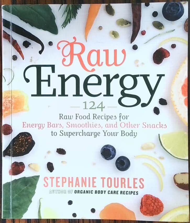 Raw energy: 124 Raw food recipies for energy bars, smoothies and other snacks to supercharge your body